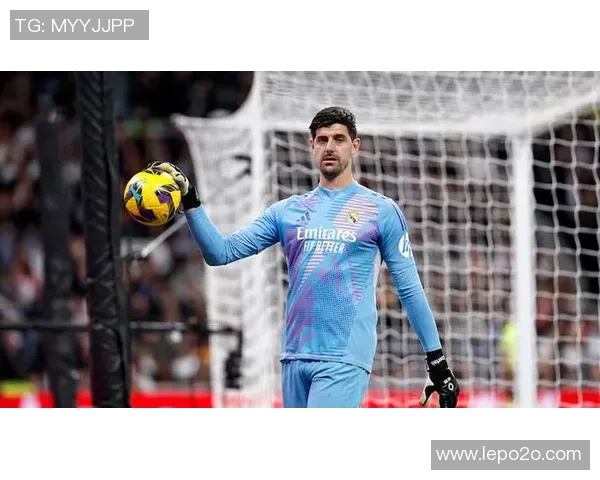 库尔图瓦：从守门员到传奇的成长之路与足球生涯回顾